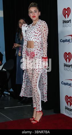 (FILE) Miley Cyrus recevra une étoile sur le Hollywood Walk of Fame en 2026. Miley Cyrus fait partie des 35 lauréats annoncés le mercredi 2 juillet 2025 par Eugenio Derbez et Richard Blade. LAS VEGAS, NEVADA, États-Unis - 23 SEPTEMBRE : la chanteuse, compositrice et actrice américaine Miley Cyrus portant Christian Cowan Spring 2018 dentelle blanche et velours rouge coeur duster, crop top et leggings pose dans la salle de presse lors du festival de musique iHeartRadio 2017 - jour 2 qui a lieu à la T-Mobile Arena le 23 septembre 2017 à Las Vegas, Nevada, États-Unis. (Photo de Xavier Collin/image Press Agency) Banque D'Images