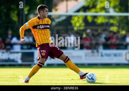 HENGELO, PAYS-BAS - 1er JUILLET : Lennon Miller lors du match amical de pré-saison entre le FC Twente et le Motherwell FC le 1er juillet 2025 à Hengelo, pays-Bas. (Photo de René Nijhuis) Banque D'Images