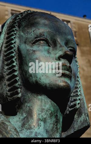 La duchesse Anne regarde vers le ciel : tête de statue en bronze d'Anne de Bretagne (1477 - 1514), duchesse de Bretagne et deux fois reine de France, place Marc Elder, Nantes, pays de la Loire, ouest de la France. Œuvre d'art, du sculpteur d'origine locale Jean Fréour (1919 - 2010), se dresse à l'ouest du lieu de naissance d'Anne, le Château des ducs de Bretagne de la fin du XVe siècle. Banque D'Images