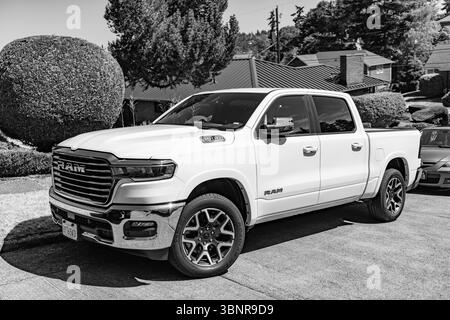 Seattle, WA, États-Unis -3 juillet 2024 : 2025 Ram 1500 LARAMIE CREW CAB 4X4 5'7' BOX White, vue d'angle latérale. Banque D'Images