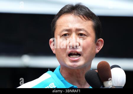 Shimbashi, Tokyo, Japon. 3 juillet 2025. Le candidat du Parti conservateur du Japon Eiji Kosaka assiste à sa campagne électorale à Shimbashi, Tokyo, Japon, le 3 juillet 2025. Les élections à la Chambre haute auront lieu le 20 juillet. Crédit : AFLO/Alamy Live News Banque D'Images