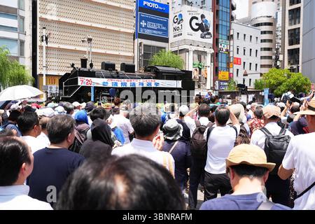 Shimbashi, Tokyo, Japon. 3 juillet 2025. Les gens écoutent les discours lors d'une campagne électorale du candidat du Parti conservateur du Japon à Shimbashi, Tokyo, Japon, le 3 juillet 2025. Les élections à la Chambre haute auront lieu le 20 juillet. Crédit : AFLO/Alamy Live News Banque D'Images