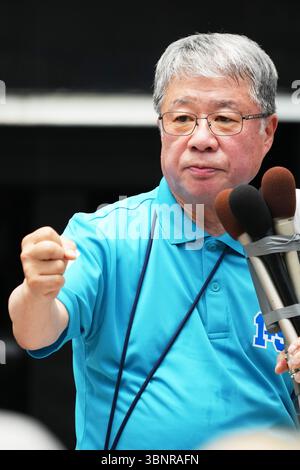Shimbashi, Tokyo, Japon. 3 juillet 2025. Le candidat du Parti conservateur japonais Katsuhiko Umehara assiste à sa campagne électorale à Shimbashi, Tokyo, Japon, le 3 juillet 2025. Les élections à la Chambre haute auront lieu le 20 juillet. Crédit : AFLO/Alamy Live News Banque D'Images