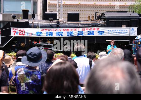 Shimbashi, Tokyo, Japon. 3 juillet 2025. Kaori Arimoto, candidate du Parti conservateur du Japon, assiste à sa campagne électorale à Shimbashi, Tokyo, Japon, le 3 juillet 2025. Les élections à la Chambre haute auront lieu le 20 juillet. Crédit : AFLO/Alamy Live News Banque D'Images