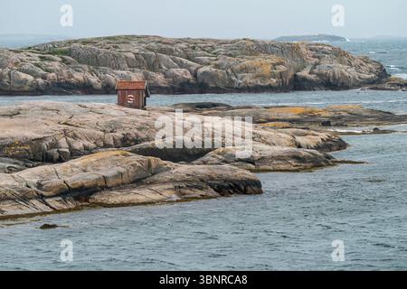 Cabane en bois sur la côte de Bohuslän, Suède Banque D'Images
