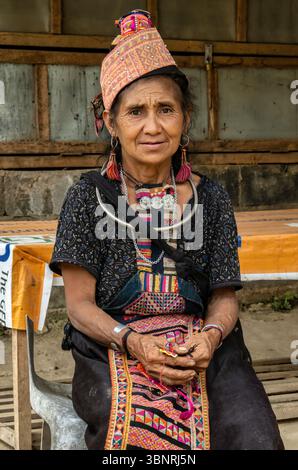 Portrait de femme Khmu au marché du village de Pak Nam Noy, Phongsaly, Laos. Septembre 2023 Banque D'Images