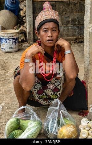 Portrait de femme Khmu au marché du village de Pak Nam Noy, Phongsaly, Laos. Septembre 2023 Banque D'Images