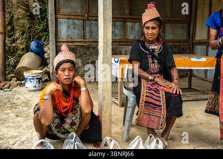 Portrait de femmes khmu au marché du village de Pak Nam Noy, Phongsaly, Laos. Septembre 2023 Banque D'Images