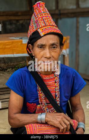 Portrait de femme Khmu au marché du village de Pak Nam Noy, Phongsaly, Laos. Septembre 2023 Banque D'Images