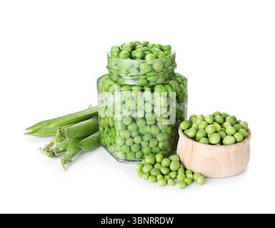 Pois verts frais dans un pot de marinage et gousses isolées sur blanc Banque D'Images