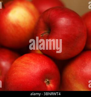 de belles pommes sucrées mûres se trouvent dans une assiette clouse Banque D'Images