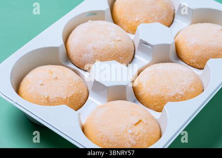 Mochi de crème glacée japonais à la mangue sur fond vert Banque D'Images