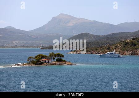 Église orthodoxe grecque sur une petite île au large de la baie russe avec l'eau turquoise cristalline, Poros, Golfe Saronique, îles grecques, Grèce, Europe Banque D'Images