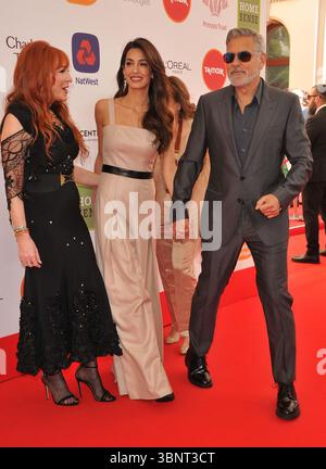 Charlotte Tilbury, Amal Clooney et George Clooney au Prince's Trust TK Maxx and Homesense Awards 2023, Theatre Royal Drury Lane, Catherine Street, le mardi 16 mai 2023 à Londres, Angleterre, Royaume-Uni. CAP/CAN ©CAN/Capital Pictures Banque D'Images