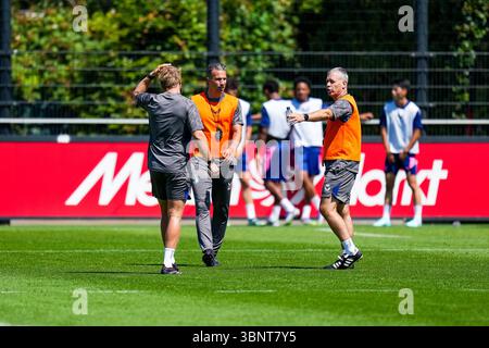Rotterdam - entraîneur de Feyenoord Robin van Persie, entraîneur assitent de Feyenoord René Hake pendant l'entraînement de Feyenoord en préparation pour la saison 2025/2026. La formation a lieu au Trainingscomplex 1908 le 4 juillet 2025 à Rotterdam, aux pays-Bas. (VK Sportphoto/Yannick Verhoeven) Banque D'Images