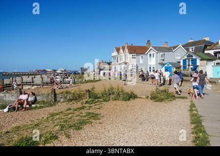 Les gens apprécient une journée ensoleillée sur une plage à Whitstable, Kent, Angleterre Royaume-Uni Banque D'Images