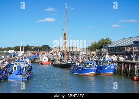 Bateaux de pêche amarrés dans le port de Whitstable, Whitstable, Kent, Angleterre Royaume-Uni Banque D'Images
