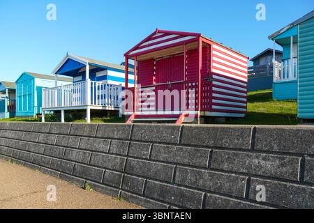 Cabanes de plage traditionnelles colorées en bois à Whitstable Beach, Kent, Angleterre Royaume-Uni Banque D'Images