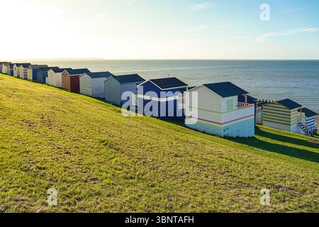 Cabanes de plage traditionnelles colorées en bois à Whitstable Beach, Kent, Angleterre Royaume-Uni Banque D'Images