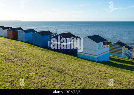 Cabanes de plage traditionnelles colorées en bois à Whitstable Beach, Kent, Angleterre Royaume-Uni Banque D'Images