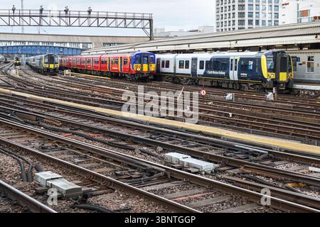 Trains South Western Railway à la gare de Londres Clapham Junction, Angleterre Royaume-Uni Banque D'Images