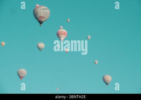 Pamukkale montgolfières Turquie, ballons flottants fond bleu ciel, scène de tourisme aérien, espace de copie ciel de destination de voyage, composition minimale Banque D'Images