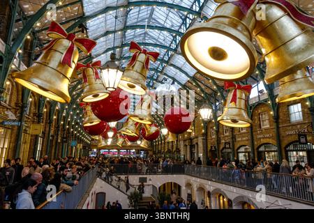 Décorations de Noël au Covent Garden à Londres, Angleterre Royaume-Uni Banque D'Images