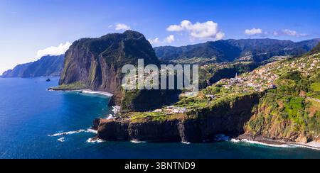 Incroyable paysage naturel de l'île de Madère. Drone aérien panorama de belle côte et plage, village de Faial dans la partie nord. Portugal Banque D'Images