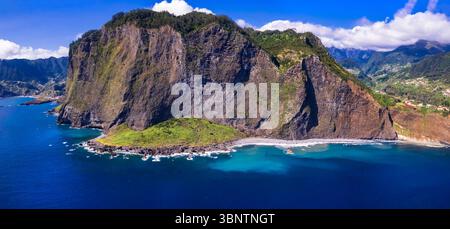 Incroyable paysage naturel de l'île de Madère. Drone aérien panorama de belle côte et plage, village de Faial dans la partie nord. Portugal Banque D'Images