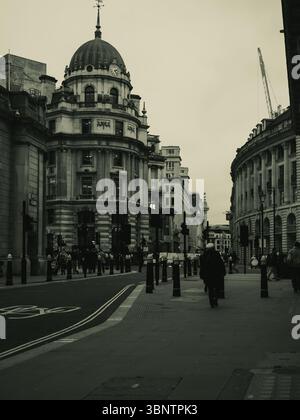 Royaume-Uni, Londres, 11 décembre 2024. Les piétons passent devant l'architecture emblématique en forme de dôme près de Regent Street par un jour gris d'hiver dans le centre de Londres. Banque D'Images