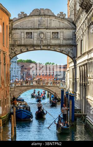 Une scène vénitienne classique mettant en vedette le Pont des Soupirs (Ponte dei Sospiri) à Venise, en Italie. Les gondoliers ramènent leurs bateaux à travers l'étroit canal, whil Banque D'Images