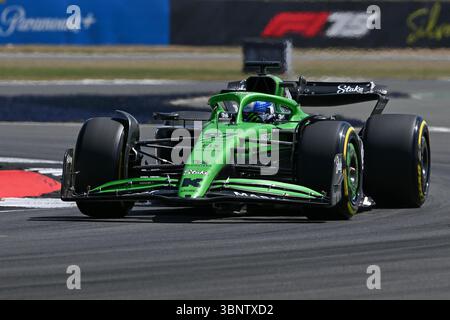 NORTHAMPTON, ANGLETERRE - 4 JUILLET : Nico Hulkenberg, Allemand, pilotant la Ferrari Kick Sauber C44 (27) pendant les essais avant le Grand Prix de F1 de Grande-Bretagne sur le circuit de Silverstone le 4 juillet 2024 à Northampton, Angleterre.(photo de Vince Mignott/Alamy Live News) Banque D'Images