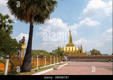 La célèbre skyline du Pha That Luang Stupa. Il est recouvert de feuilles d'or en raison de son statut important. Le temple bouddhiste, une attraction touristique, est Banque D'Images