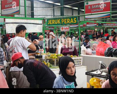 L'atmosphère de l'un des marchés traditionnels de Malang, où vendeurs et acheteurs interagissent les uns avec les autres. Banque D'Images