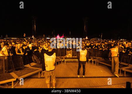 Roskilde, Danemark. 04 juillet 2025. Des festivaliers vus lors du concert du rappeur et chanteur danois anonyme et masqué D1MA sur la scène Orange au Roskilde Festival 2025. Le festival est le plus grand de son genre dans les pays nordiques avec un total de 130 000 participants attendus pendant les 7 jours du festival. La zone de camping a ouvert quatre jours avant le festival. Olivia Rodrigo, Charli XCX, Fontaines D.C. et MØ sont les vedettes. Crédit : SOPA images Limited/Alamy Live News Banque D'Images