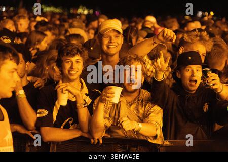 Roskilde, Danemark. 04 juillet 2025. Des festivaliers vus lors du concert du rappeur et chanteur danois anonyme et masqué D1MA sur la scène Orange au Roskilde Festival 2025. Le festival est le plus grand de son genre dans les pays nordiques avec un total de 130 000 participants attendus pendant les 7 jours du festival. La zone de camping a ouvert quatre jours avant le festival. Olivia Rodrigo, Charli XCX, Fontaines D.C. et MØ sont les vedettes. Crédit : SOPA images Limited/Alamy Live News Banque D'Images