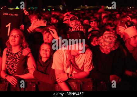Roskilde, Danemark. 04 juillet 2025. Des festivaliers vus lors du concert du rappeur et chanteur danois anonyme et masqué D1MA sur la scène Orange au Roskilde Festival 2025. Le festival est le plus grand de son genre dans les pays nordiques avec un total de 130 000 participants attendus pendant les 7 jours du festival. La zone de camping a ouvert quatre jours avant le festival. Olivia Rodrigo, Charli XCX, Fontaines D.C. et MØ sont les vedettes. Crédit : SOPA images Limited/Alamy Live News Banque D'Images