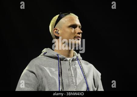 Roskilde, Danemark. 04 juillet 2025. Le producteur danois Anton Westerlin se produit en direct sur l'Arena au Roskilde Festival 2025. Le festival est le plus grand de son genre dans les pays nordiques avec un total de 130 000 participants attendus pendant les 7 jours du festival. L’aire de camping ouvre quatre jours avant le festival. Olivia Rodrigo, Charli XCX, Fontaines D.C. et MØ sont les vedettes. Crédit : SOPA images Limited/Alamy Live News Banque D'Images