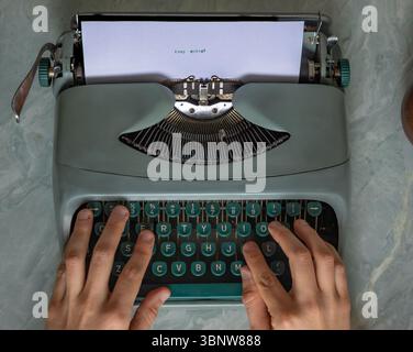 La saisie manuelle continue sur une machine à écrire vintage, transmettant un message de motivation, de résilience et de l'importance de la persévérance dans l'écriture et le créa Banque D'Images