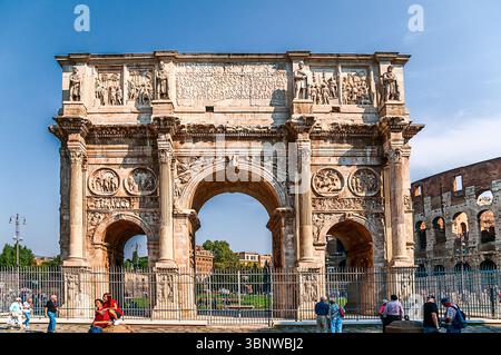 Rome, Italie 28 septembre 2009 : L'Arc de Constantin honore la victoire de l'empereur Constantin sur Maxence à la bataille du pont de Milve en 312. Banque D'Images