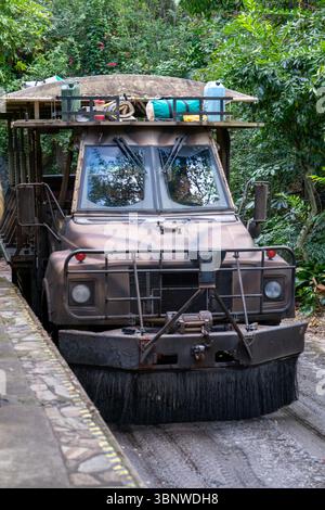 L'un des véhicules en plein air du Kilimandjaro Safaris situé en Afrique au parc à thème Disney's animal Kingdom. Banque D'Images
