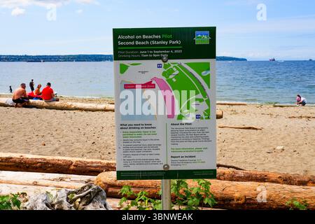 Zone autorisée pour l'alcool sur la deuxième plage dans le parc Stanley sur la côte de la baie English à Vancouver, Colombie-Britannique, Canada Banque D'Images