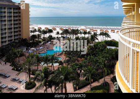 Vue sur la piscine et la plage depuis un balcon de l'hôtel, JWR Marriott, Marco Island, Floride Banque D'Images