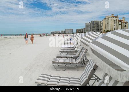 Un couple jeune adulte marchant sur une plage de sable blanc, Marco Island, Floride Banque D'Images