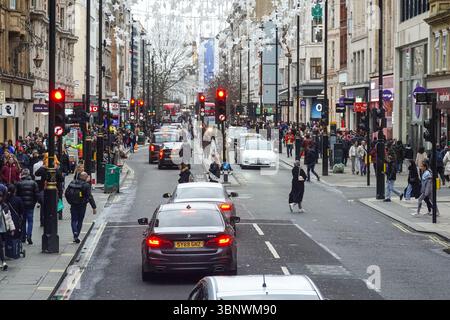 Shoppers sur Oxford Street, London England Royaume-Uni UK Banque D'Images