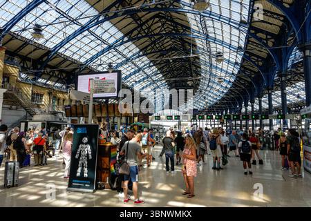 Passagers à la gare de Brighton à Brighton, East Sussex Angleterre Royaume-Uni Banque D'Images
