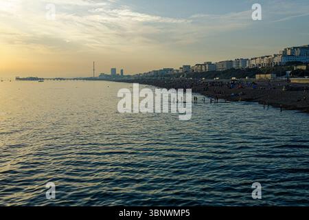 Plage de Brighton et front de mer au coucher du soleil, East Sussex Angleterre Royaume-Uni Banque D'Images