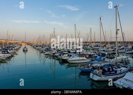 Bateaux, yachts et voiliers amarrés à Brighton Marina, East Sussex Angleterre Royaume-Uni Banque D'Images