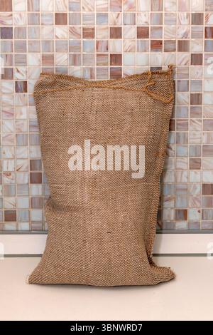 Sac fermé en jute à l'intérieur de la cuisine Banque D'Images