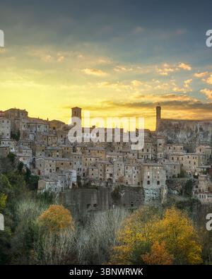Sorano ancien village sur tuf au coucher du soleil. Province de Grosseto, région Toscane, Italie Banque D'Images
